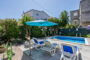 Dalmatian with pool and garden 230m2 for 1-4 people 15 min from the old town of Split